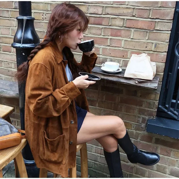 Laluna Suede Statement Coat i lyxig mocka, perfekt för stil och värme.
