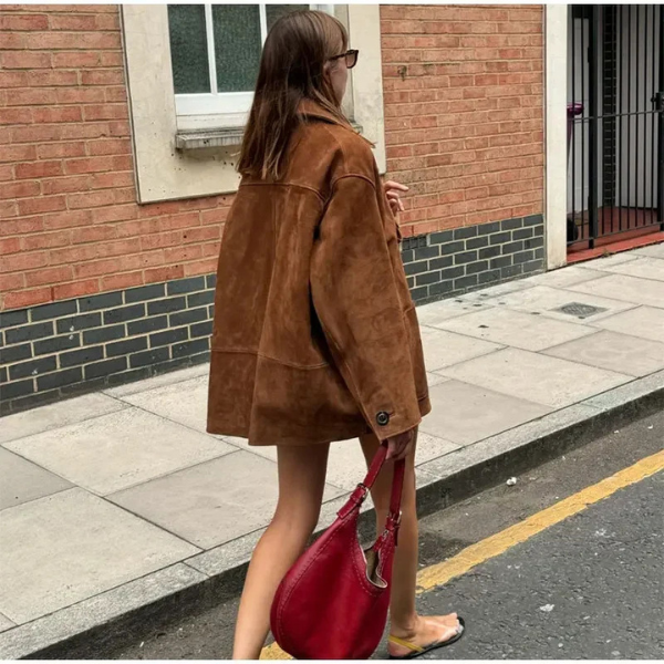 Laluna Suede Statement Coat i lyxig mocka, perfekt för stil och värme.