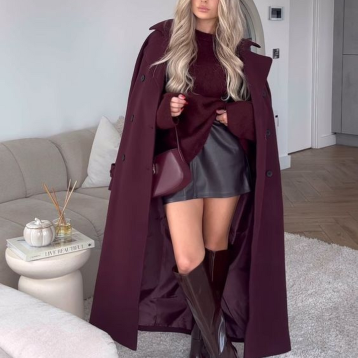 Elegant burgundy vinterjacka med dubbelknappar och bälte.