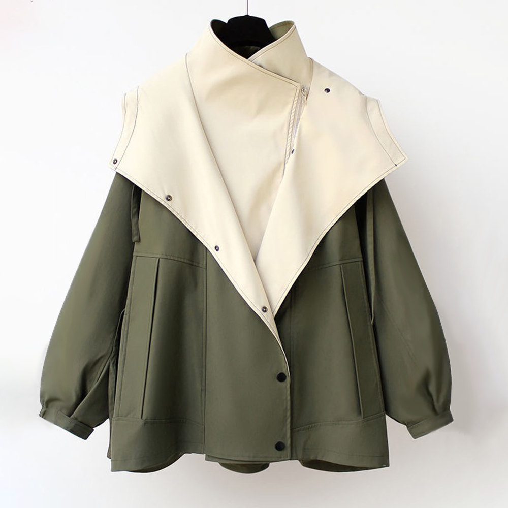 Moderna tweekoloriga trenchcoat i beige och olivgrön