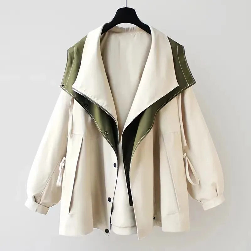 Moderna tweekoloriga trenchcoat i beige och olivgrön