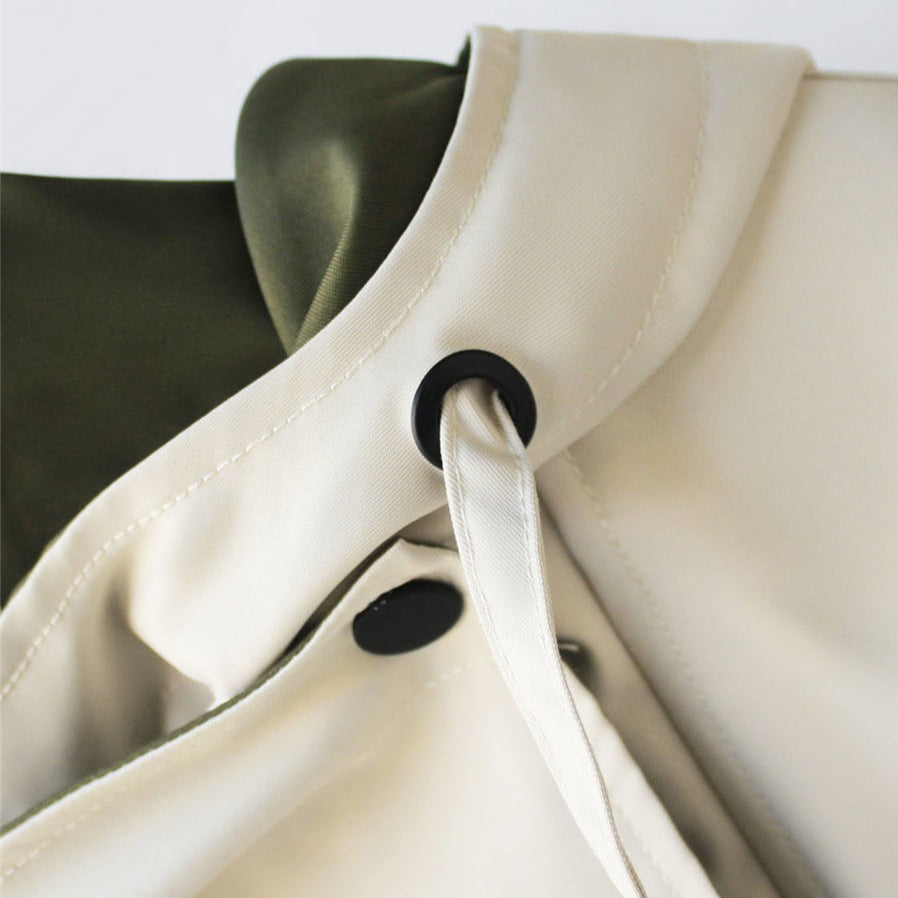 Moderna tweekoloriga trenchcoat i beige och olivgrön
