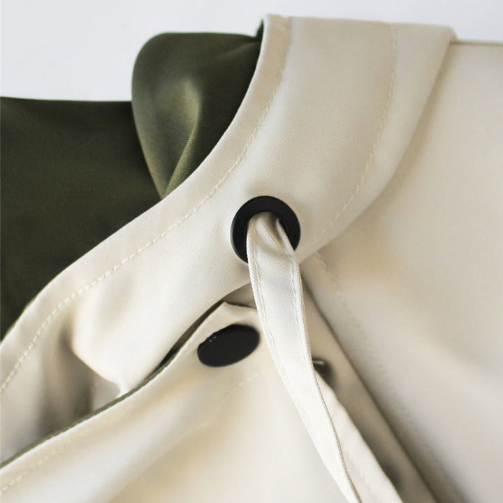 Moderna tweekoloriga trenchcoat i beige och olivgrön