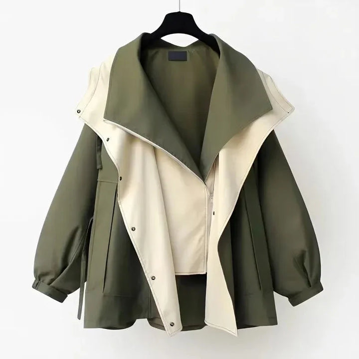 Moderna tweekoloriga trenchcoat i beige och olivgrön