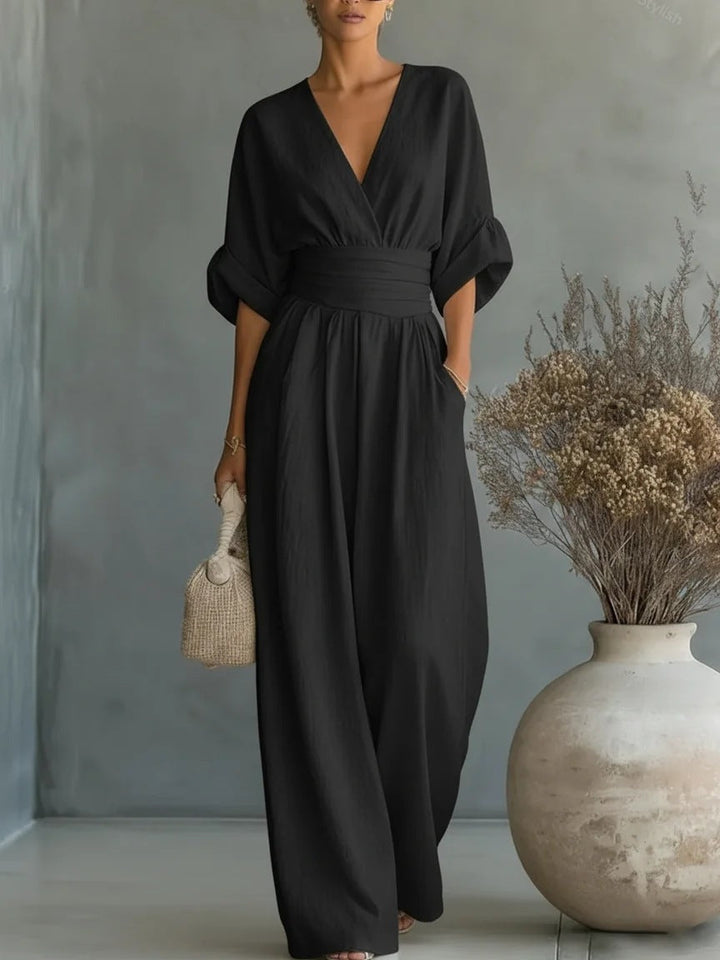 Elegant V-ringad Klänning med Öppen Rygg och Flödande Ärmar – Maison Claire et Sylvie