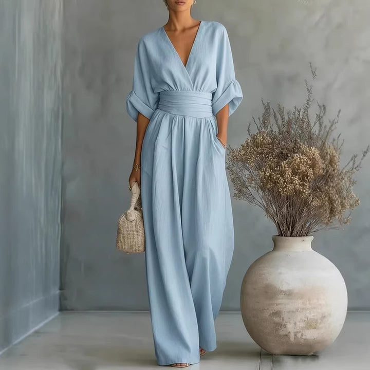 Elegant V-ringad Klänning med Öppen Rygg och Flödande Ärmar – Maison Claire et Sylvie