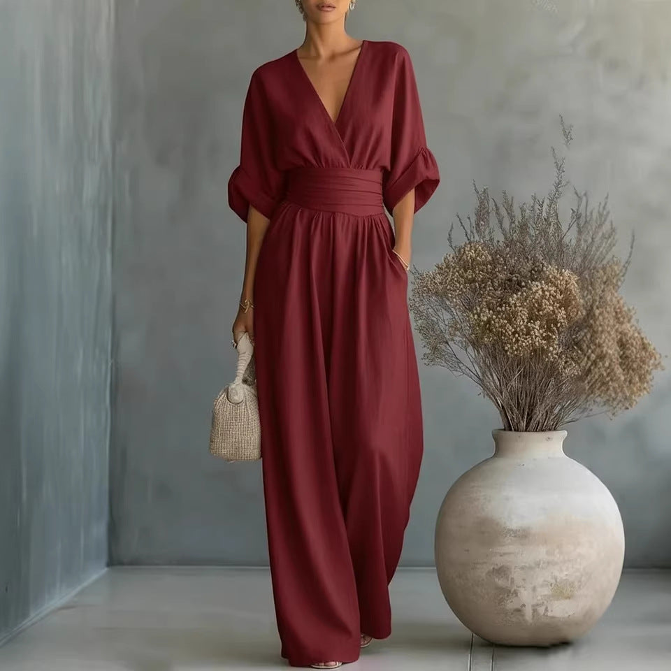 Elegant V-ringad Klänning med Öppen Rygg och Flödande Ärmar – Maison Claire et Sylvie