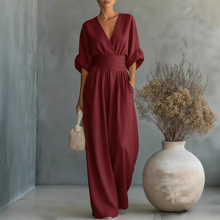 Elegant V-ringad Klänning med Öppen Rygg och Flödande Ärmar – Maison Claire et Sylvie