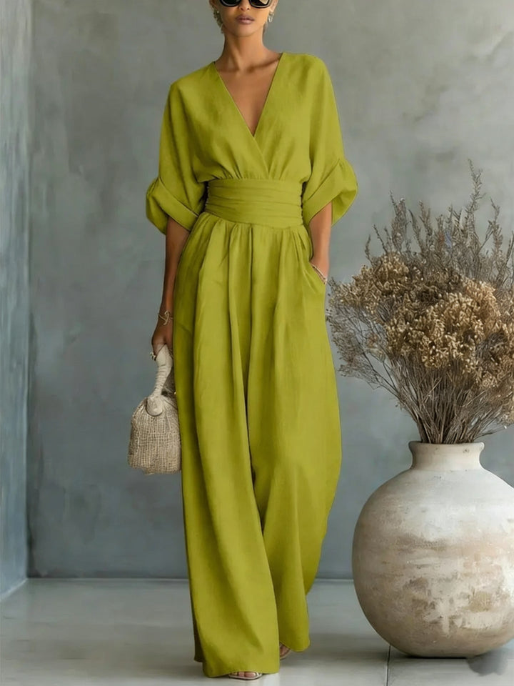 Elegant V-ringad Klänning med Öppen Rygg och Flödande Ärmar – Maison Claire et Sylvie