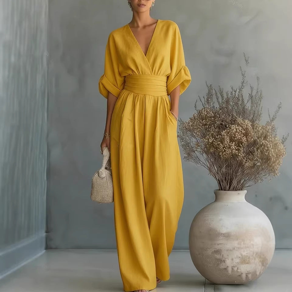 Elegant V-ringad Klänning med Öppen Rygg och Flödande Ärmar – Maison Claire et Sylvie