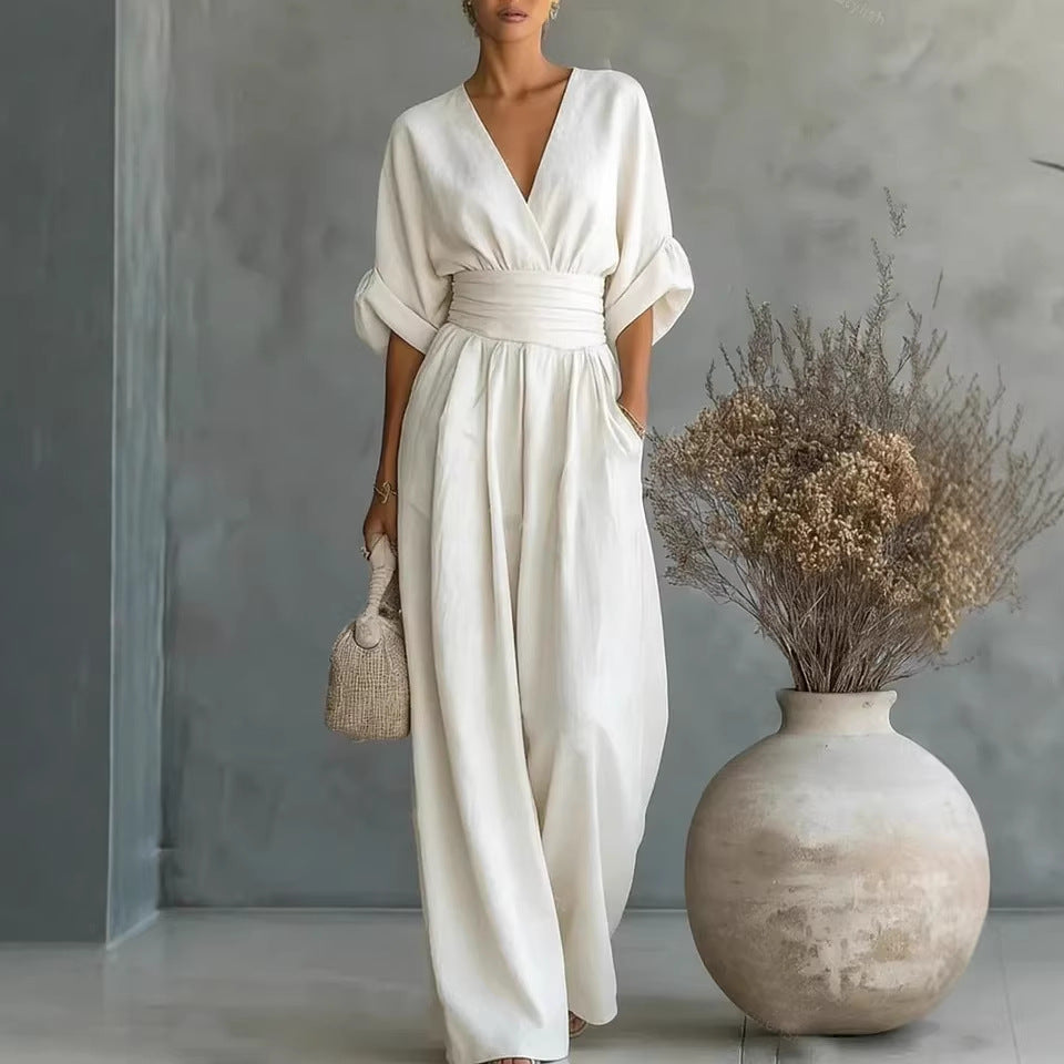 Elegant V-ringad Klänning med Öppen Rygg och Flödande Ärmar – Maison Claire et Sylvie