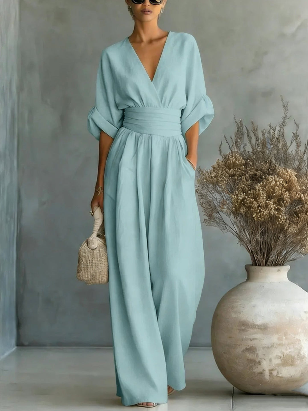 Elegant V-ringad Klänning med Öppen Rygg och Flödande Ärmar – Maison Claire et Sylvie