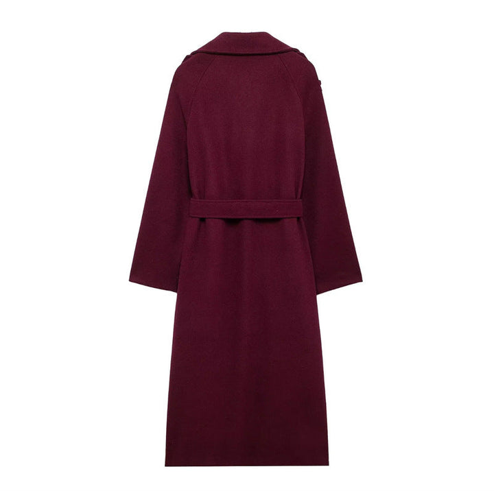 Elegant burgundy vinterjacka med dubbelknappar och bälte.