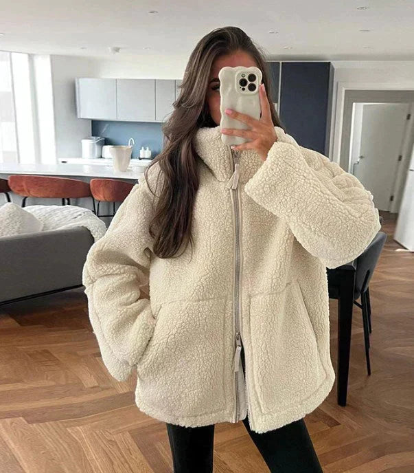 Laluna Teddyfleece Vest i mjukt material, perfekt för kalla dagar.